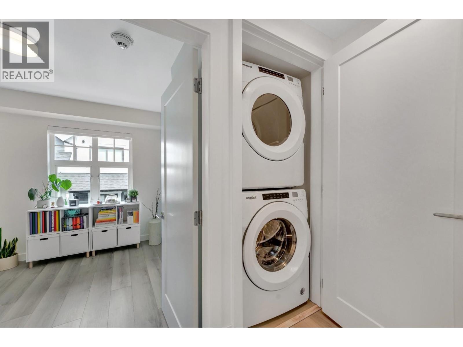 207 678 FAIRVIEW STREET, Coquitlam