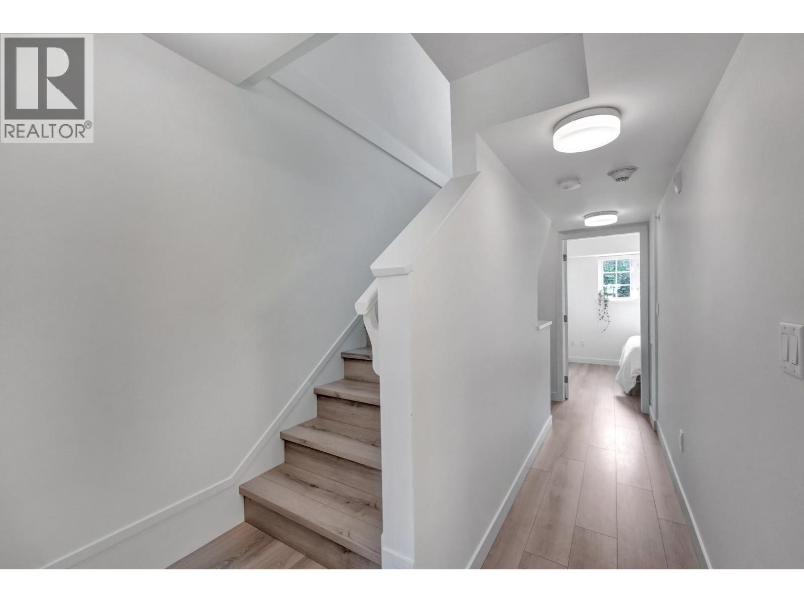 207 678 FAIRVIEW STREET, Coquitlam