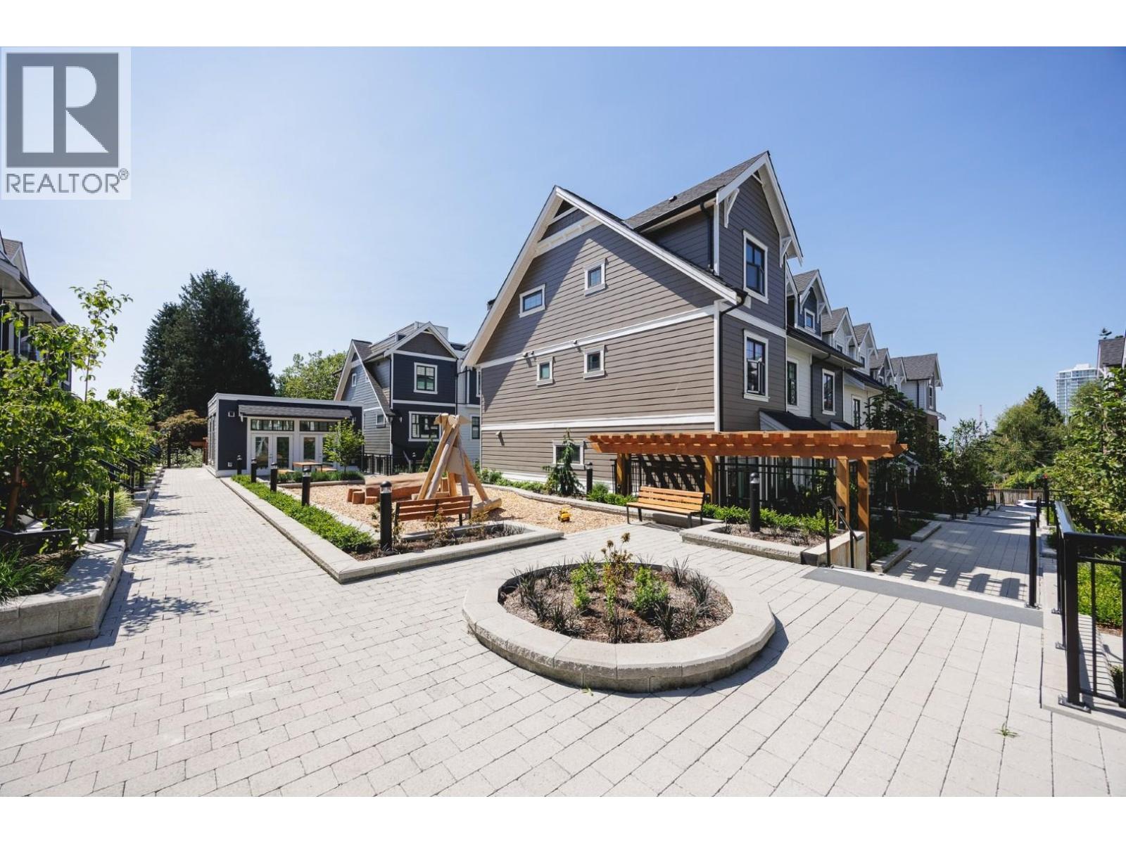 207 678 FAIRVIEW STREET, Coquitlam