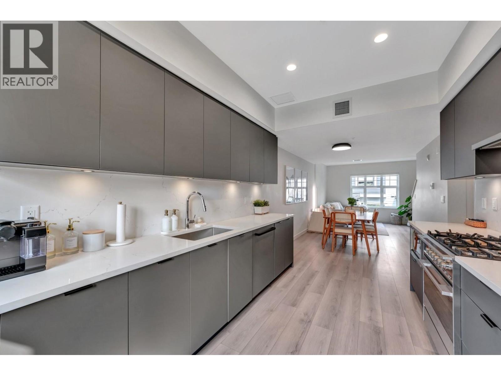 207 678 FAIRVIEW STREET, Coquitlam