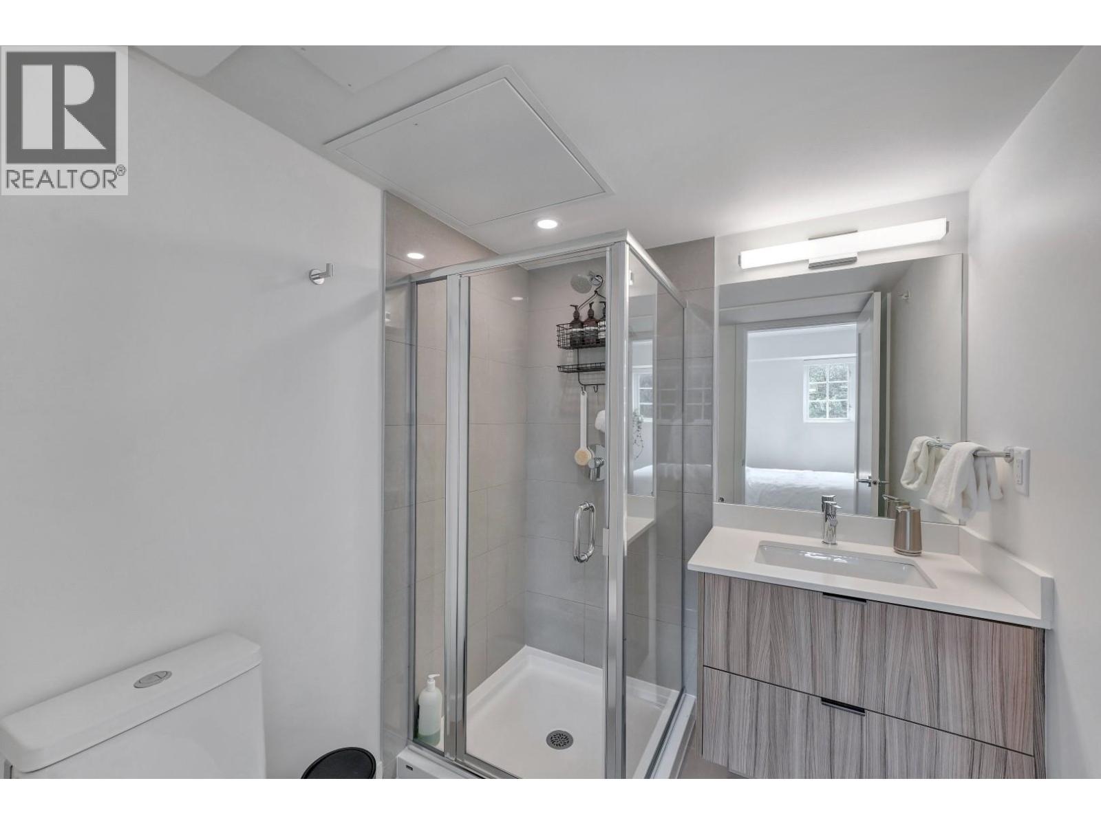 207 678 FAIRVIEW STREET, Coquitlam