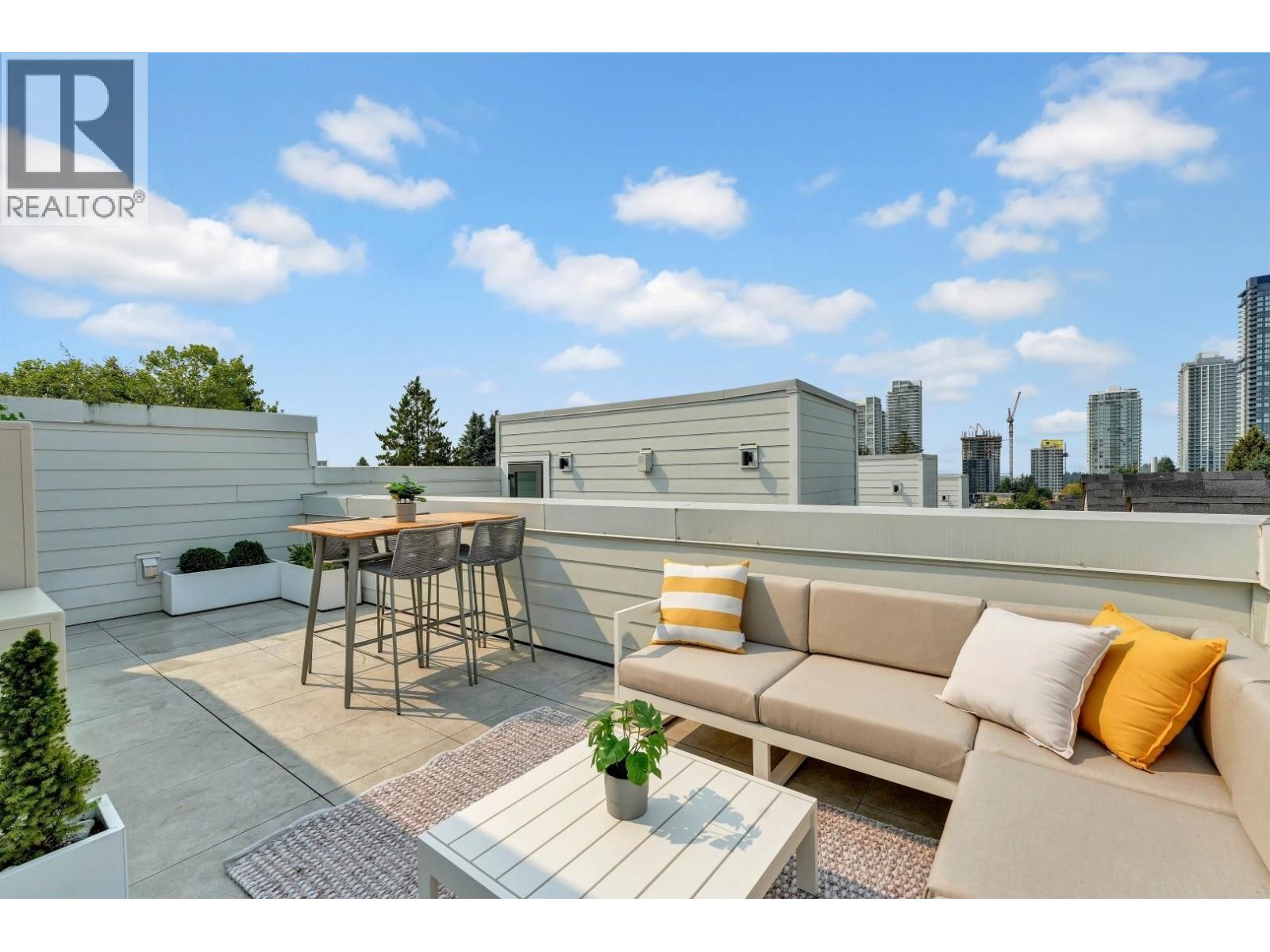 207 678 FAIRVIEW STREET, Coquitlam