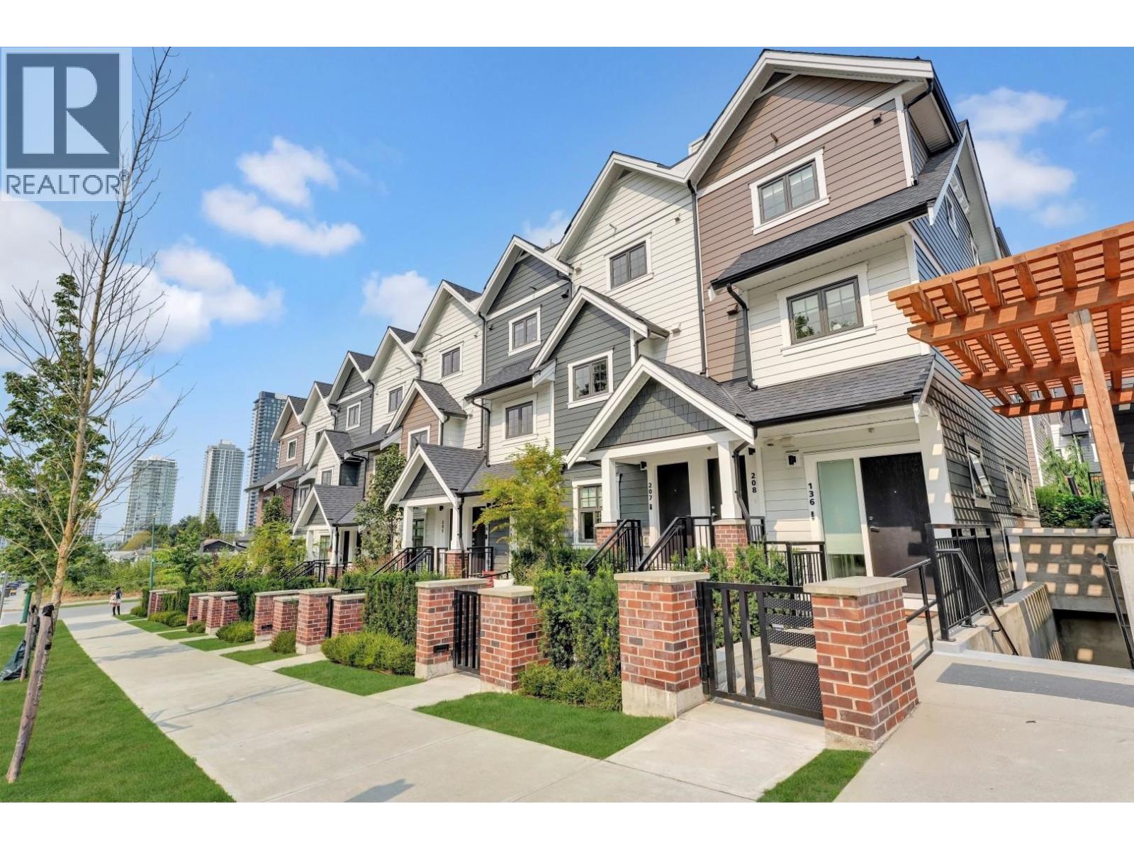 207 678 FAIRVIEW STREET, Coquitlam