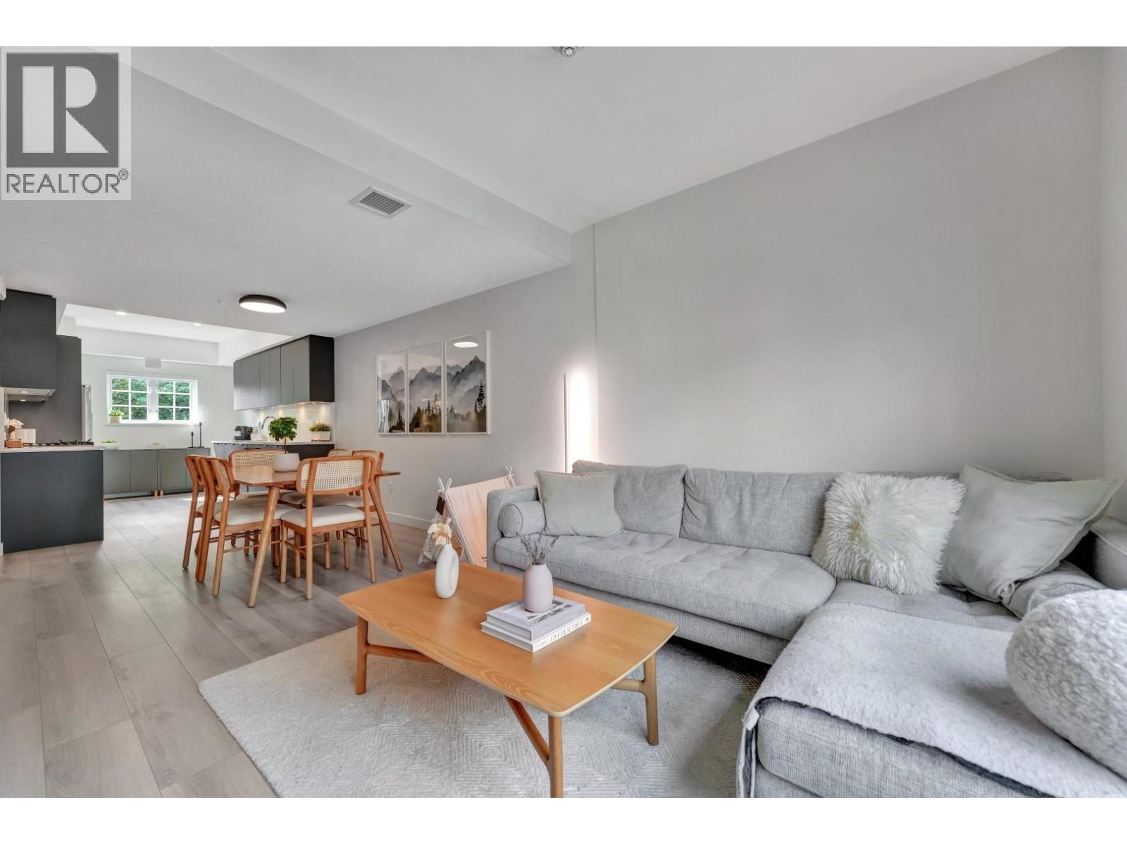 207 678 FAIRVIEW STREET, Coquitlam