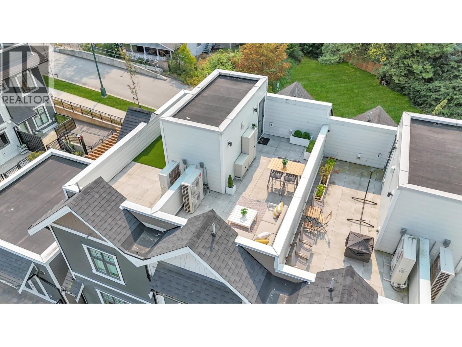 207 678 FAIRVIEW STREET, Coquitlam