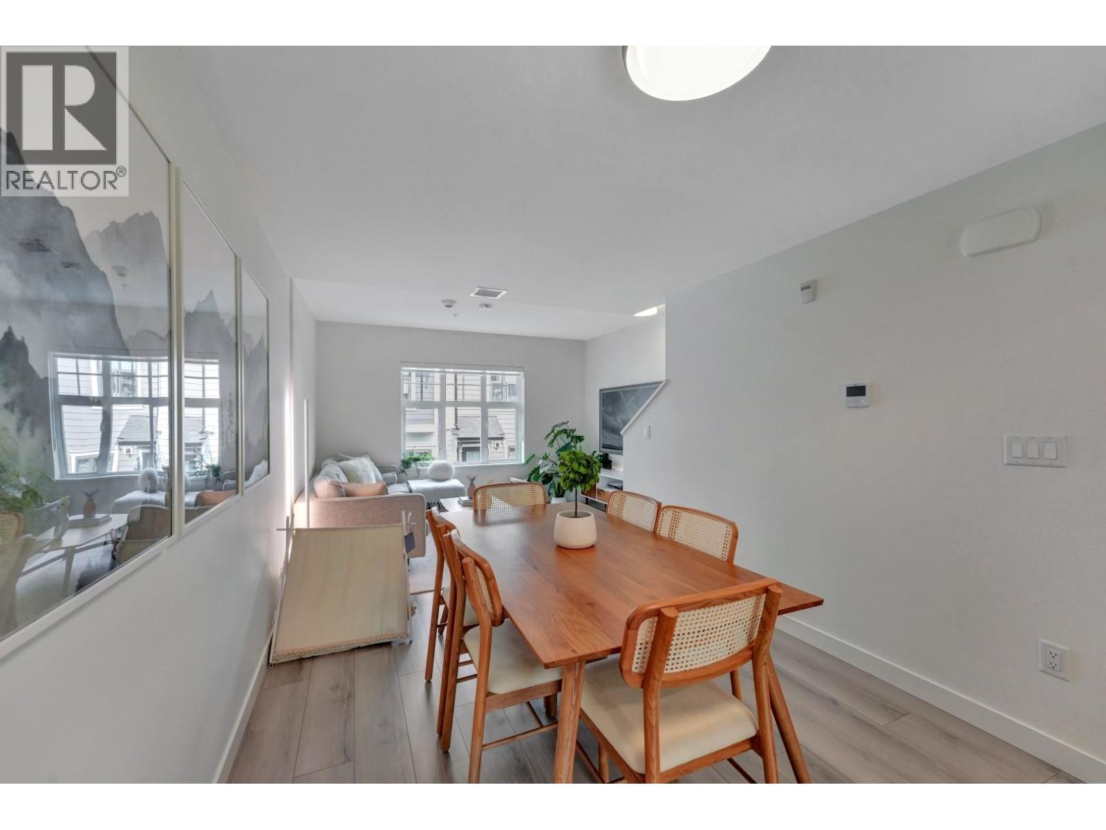 207 678 FAIRVIEW STREET, Coquitlam