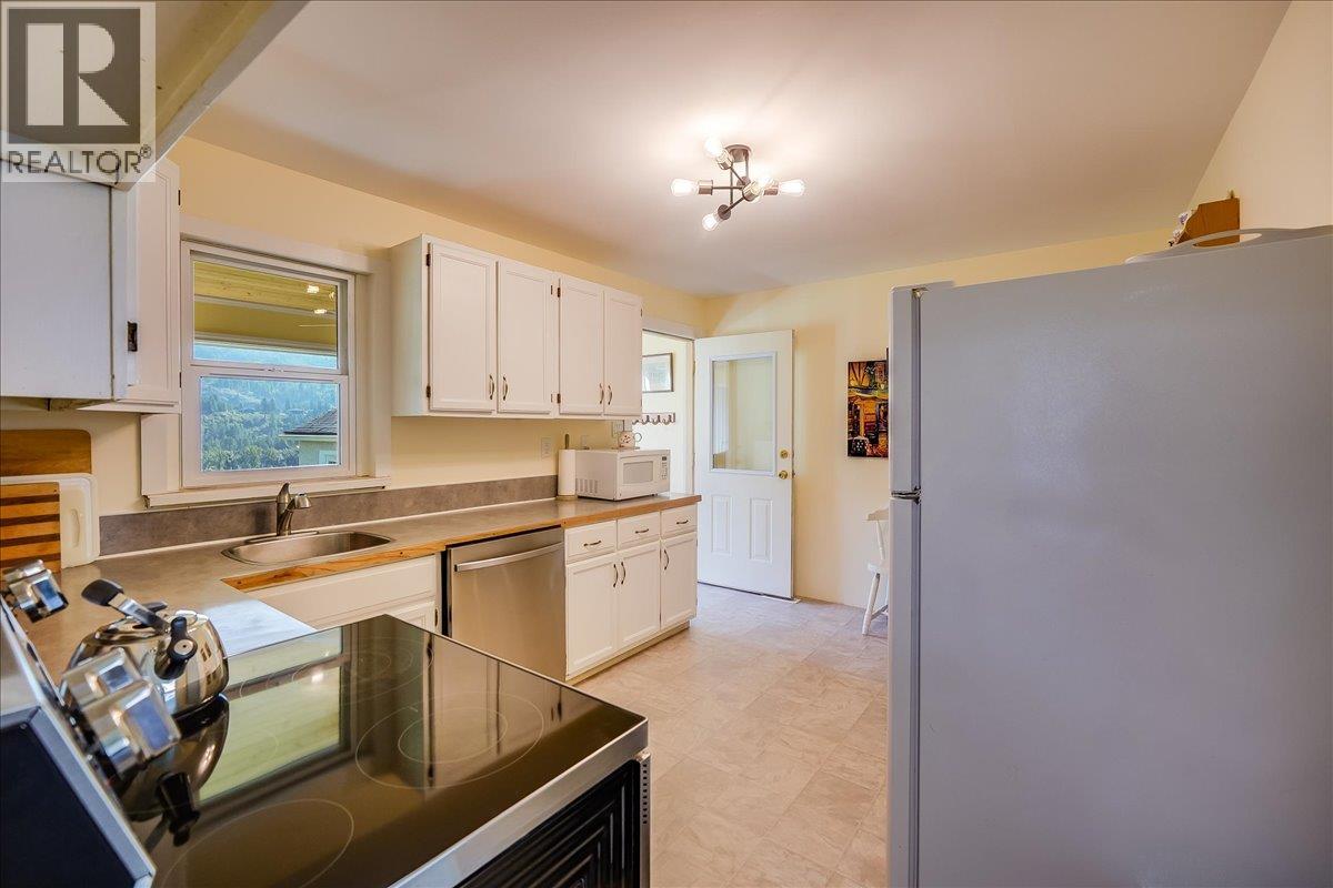 3317 3RD Avenue, Castlegar