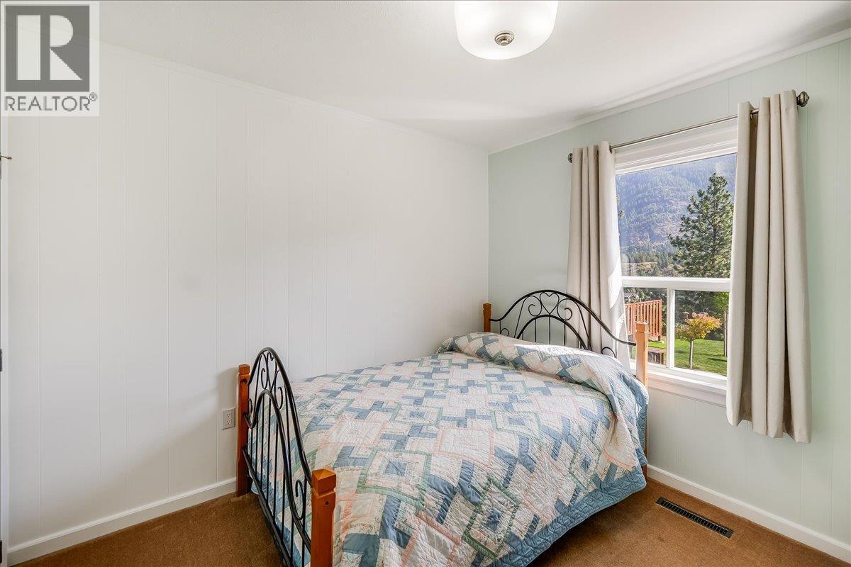 3317 3RD Avenue, Castlegar
