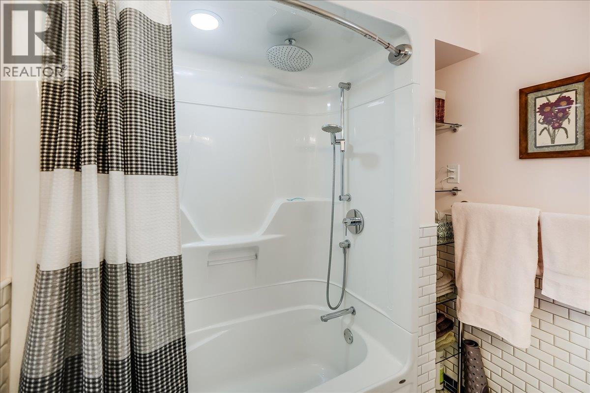 3317 3RD Avenue, Castlegar