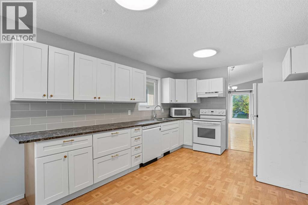 Single Family House 4 Level for Sale in  Shawbrooke Circle SW Shawnessy Calgary 