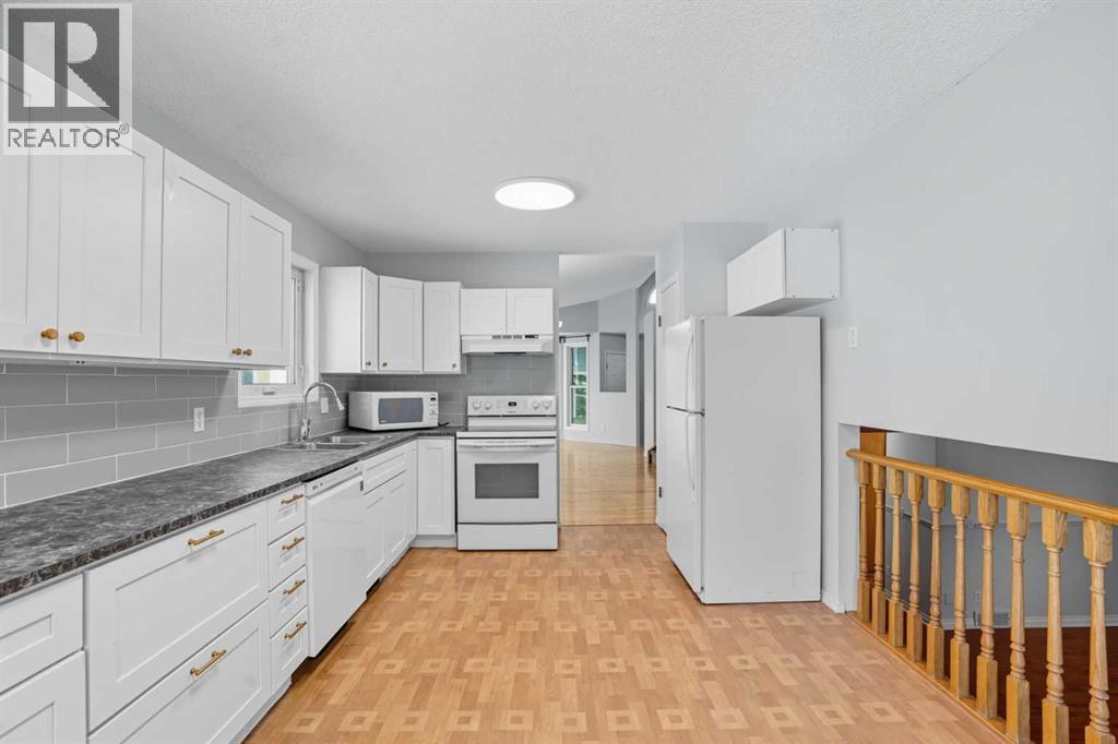 Single Family House 4 Level for Sale in  Shawbrooke Circle SW Shawnessy Calgary 
