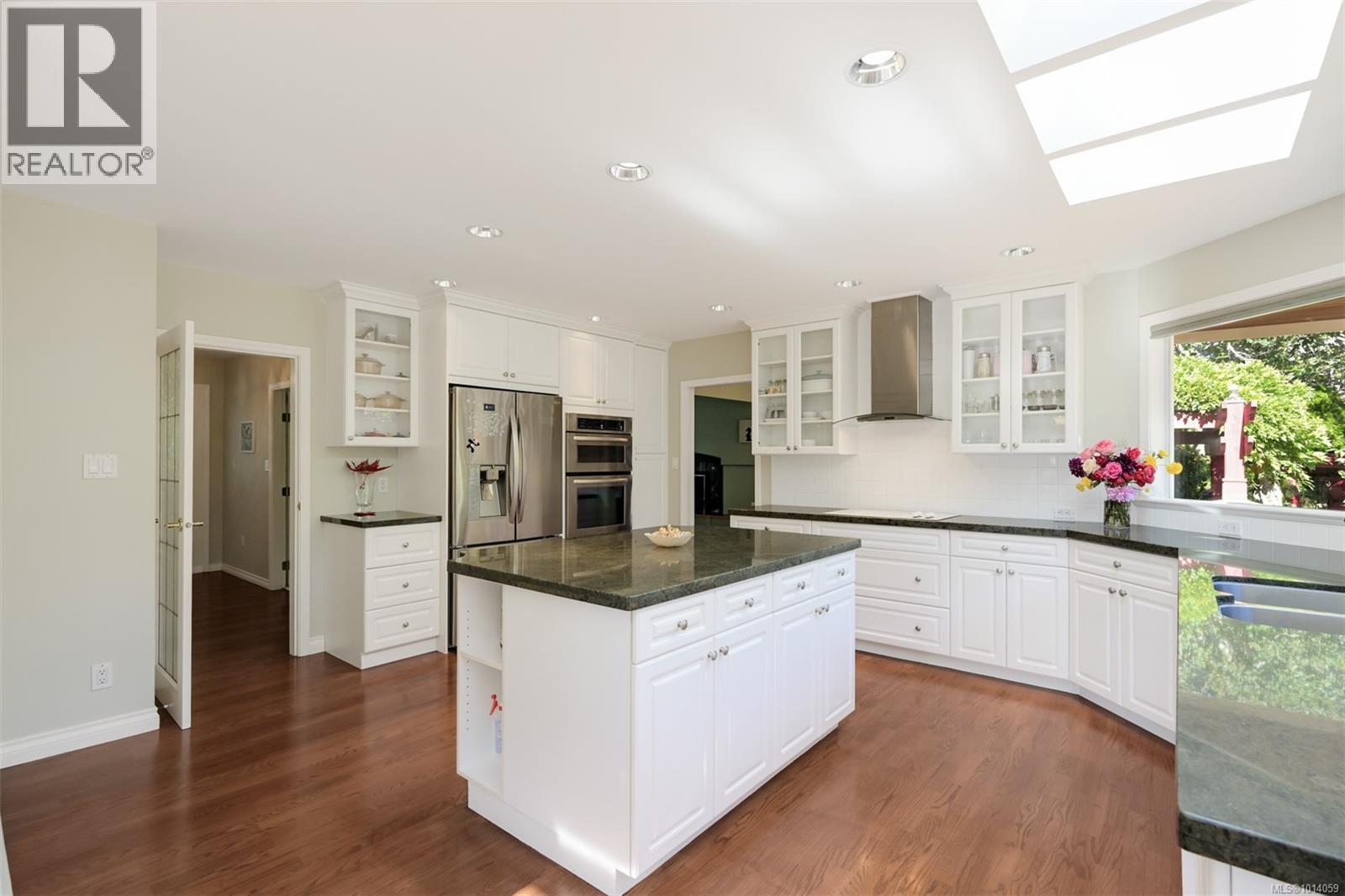  2886 Tudor Avenue, Saanich