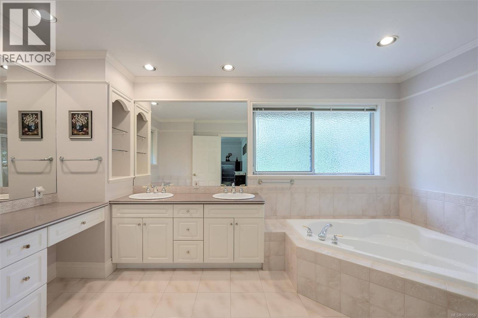  2886 Tudor Avenue, Saanich