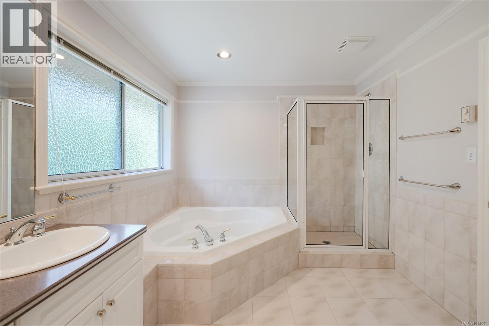  2886 Tudor Avenue, Saanich