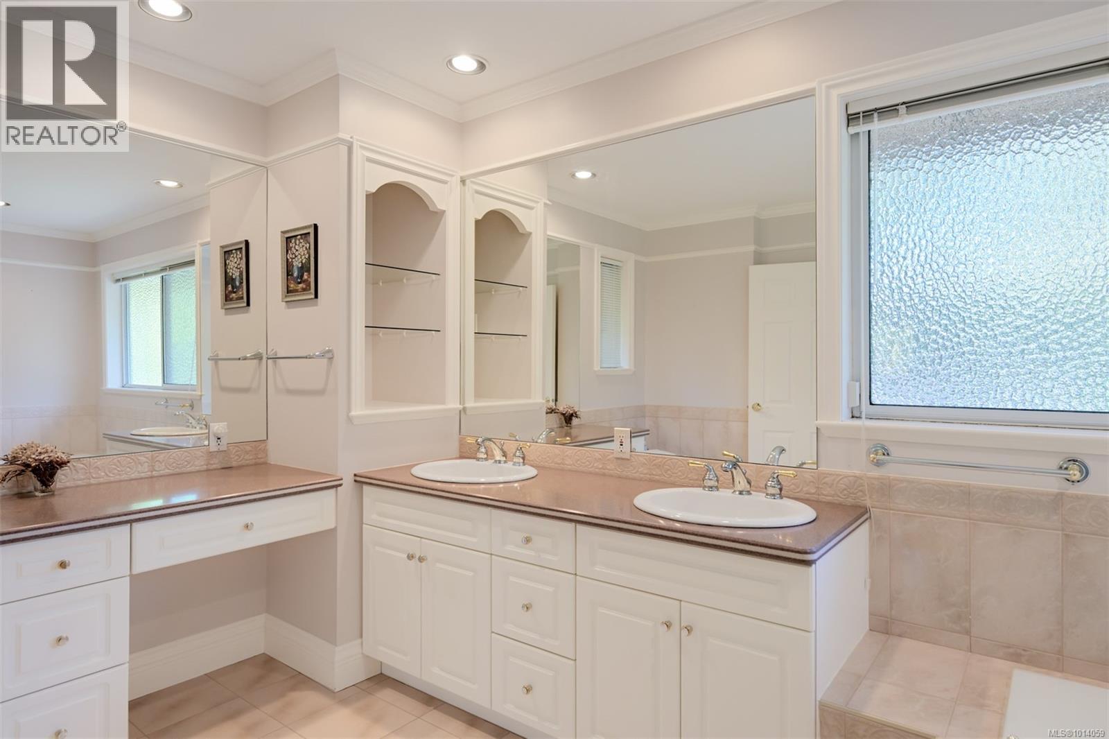  2886 Tudor Avenue, Saanich