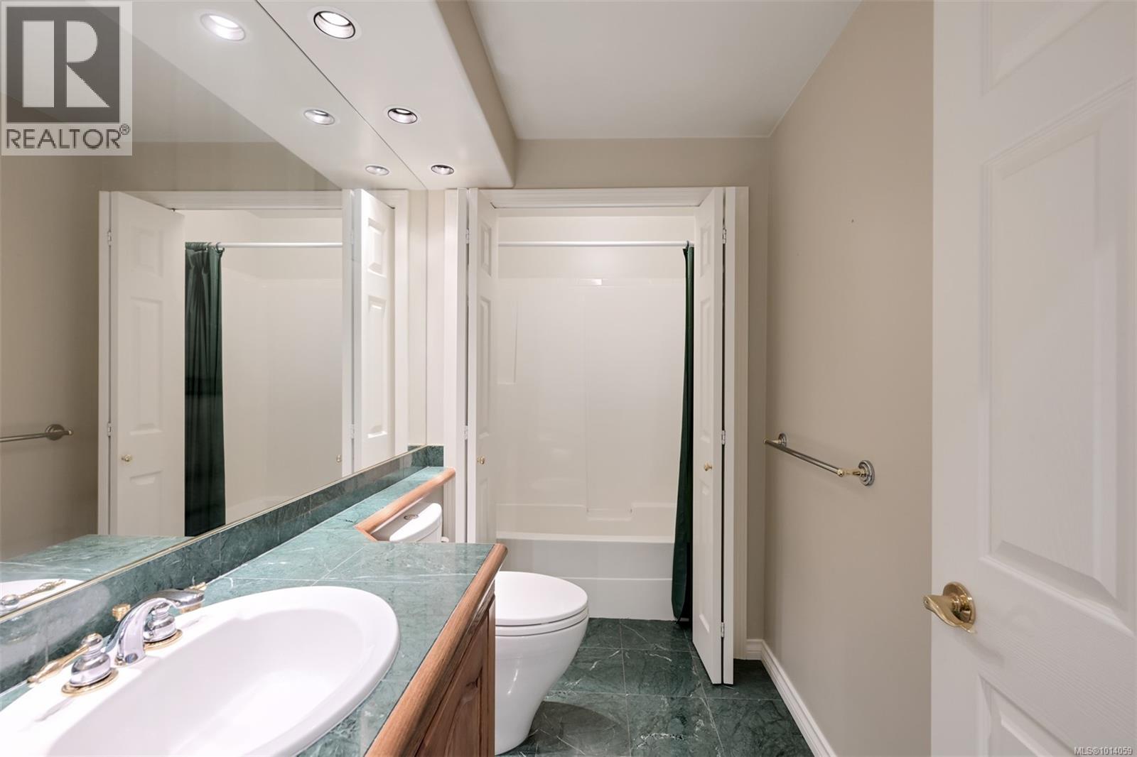  2886 Tudor Avenue, Saanich