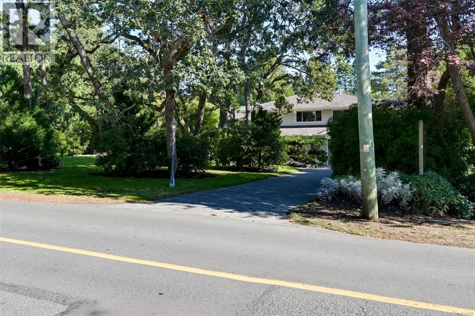  2886 Tudor Avenue, Saanich