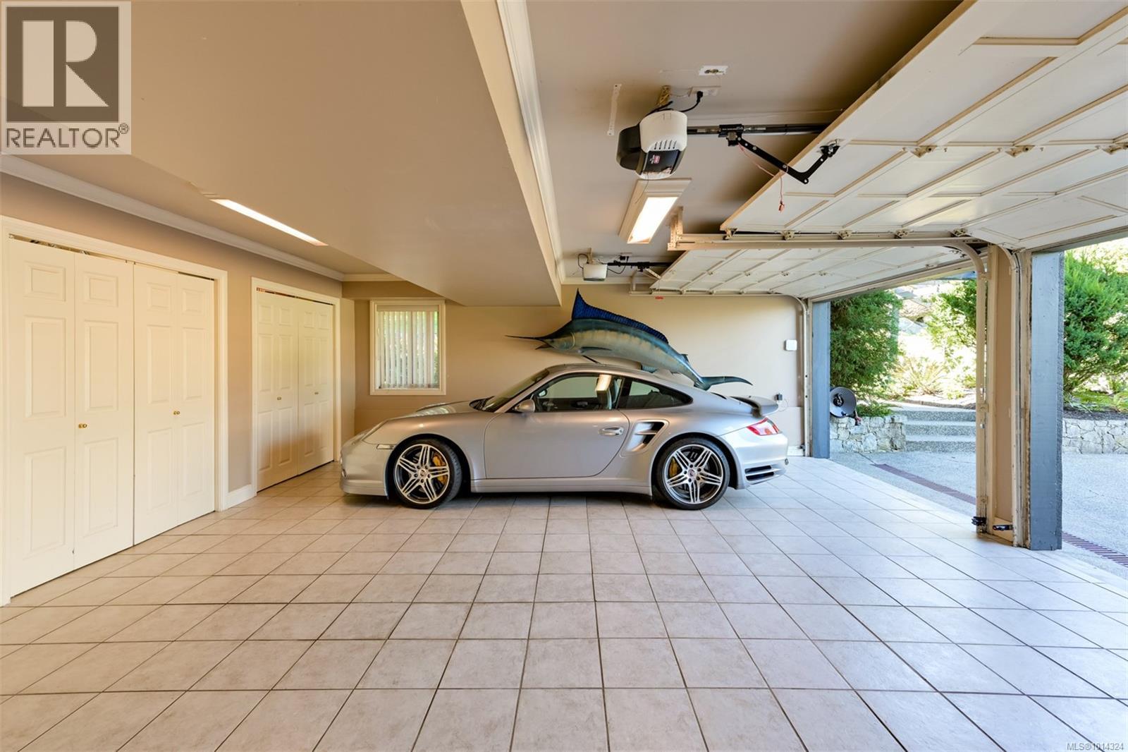 2807 Arbutus Rd, Saanich