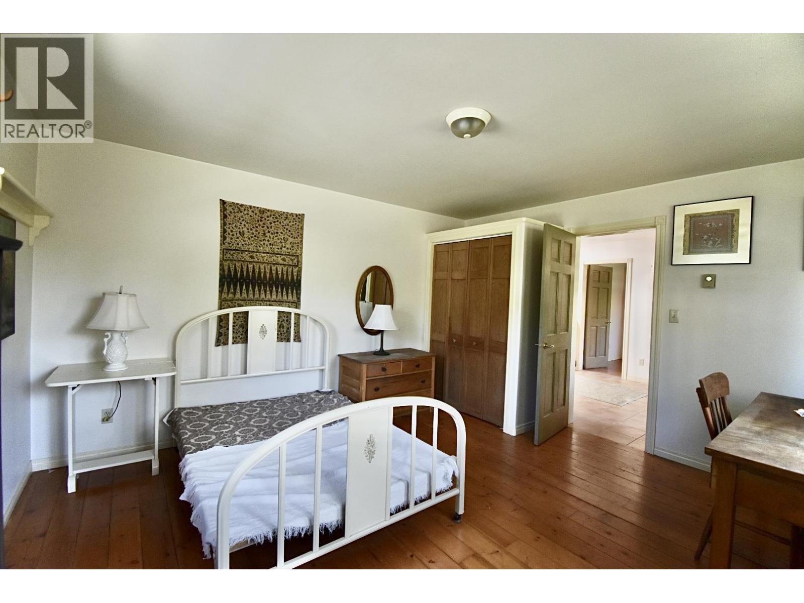 8084 REDROOFFS ROAD, Halfmoon Bay