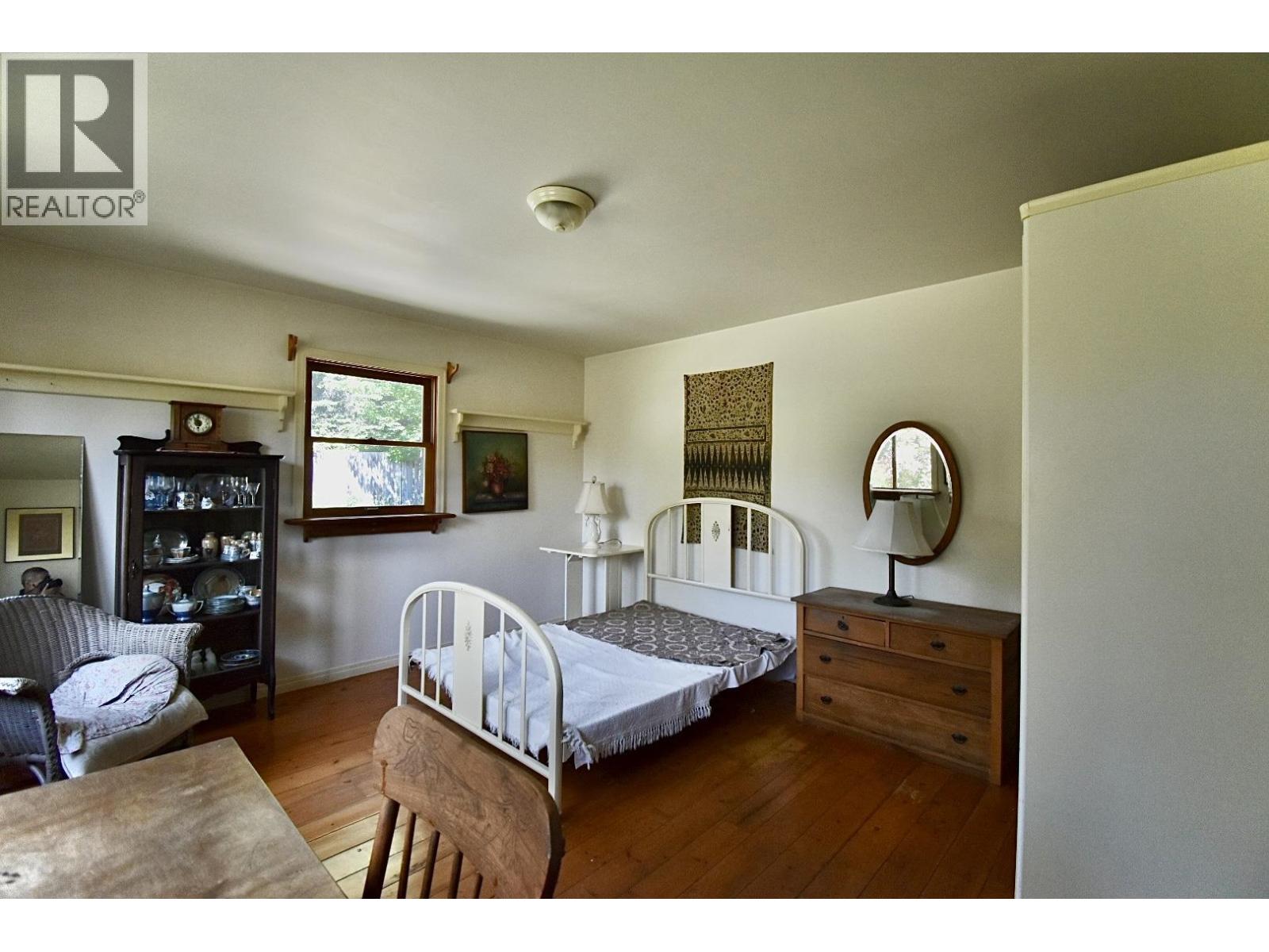 8084 REDROOFFS ROAD, Halfmoon Bay