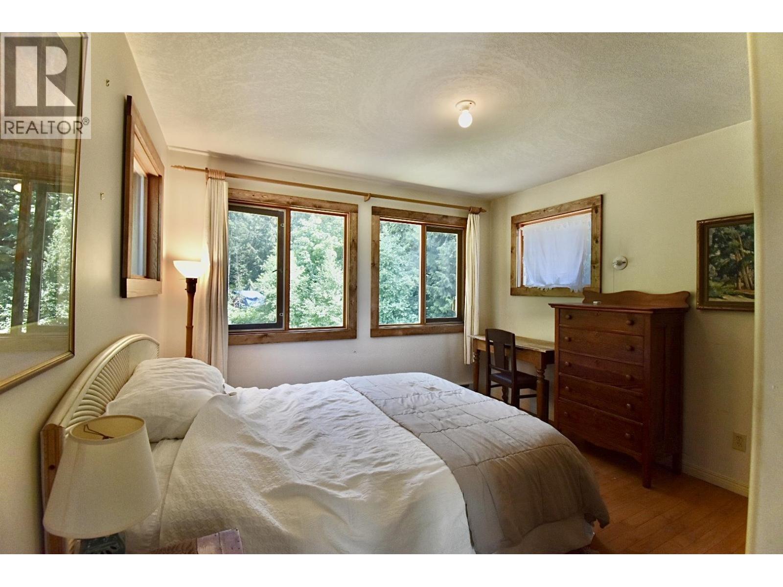8084 REDROOFFS ROAD, Halfmoon Bay