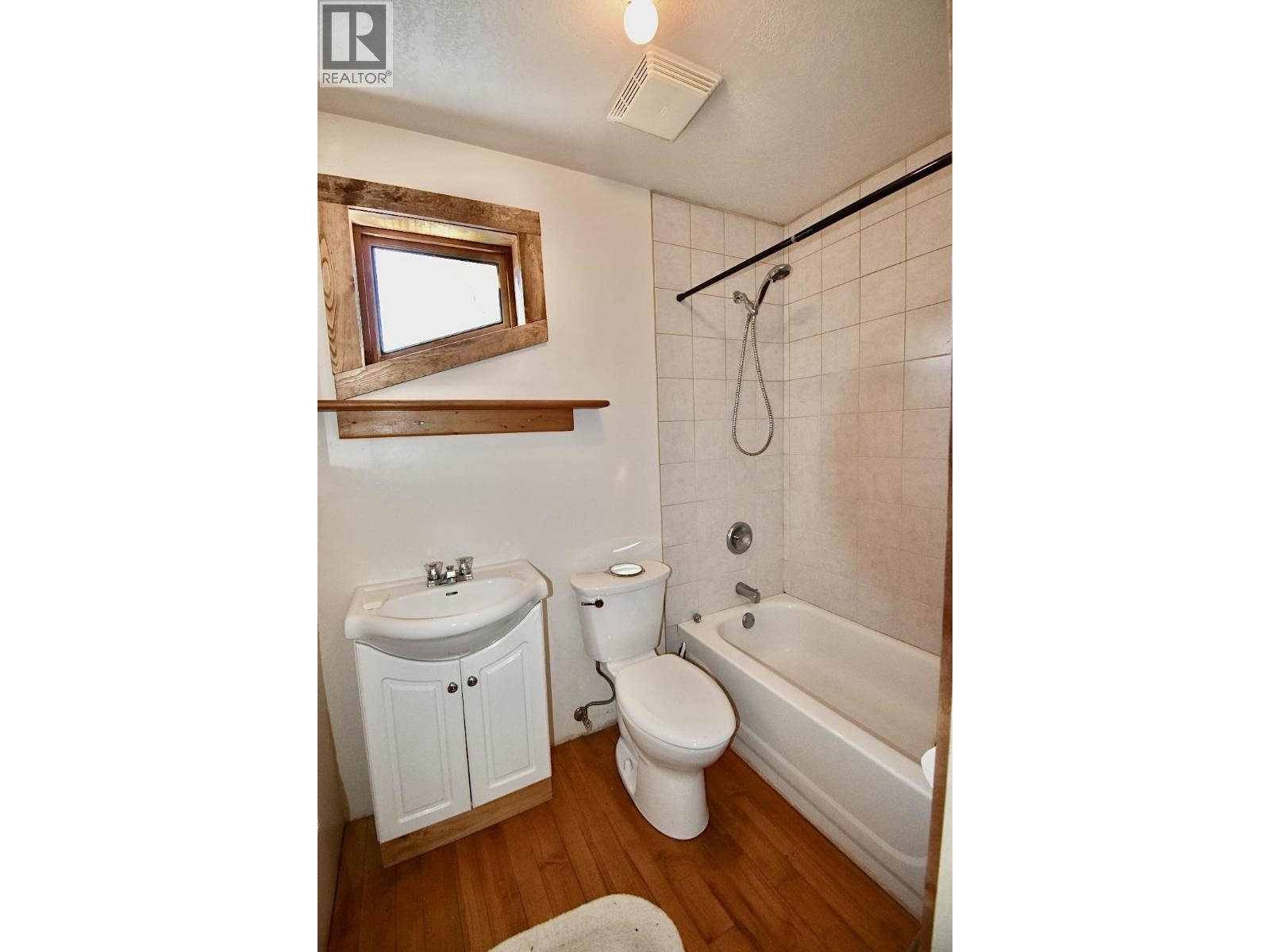 8084 REDROOFFS ROAD, Halfmoon Bay