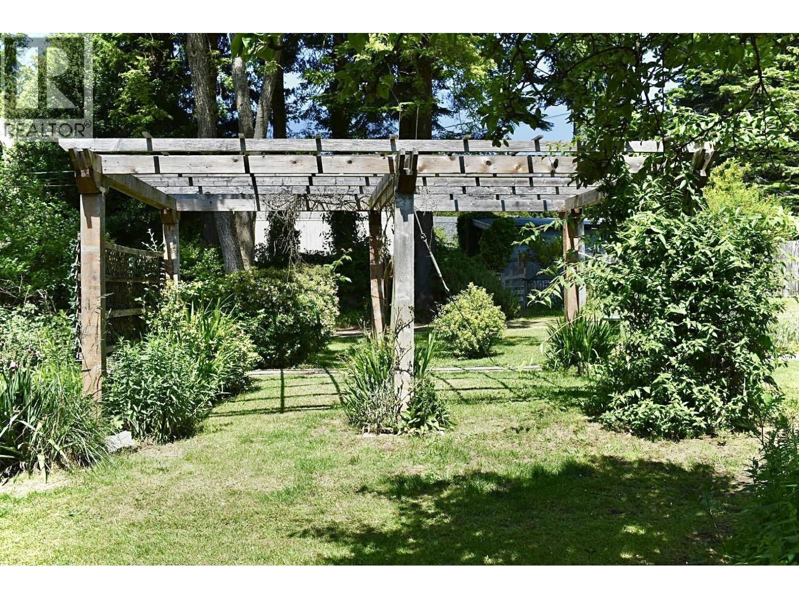 8084 REDROOFFS ROAD, Halfmoon Bay