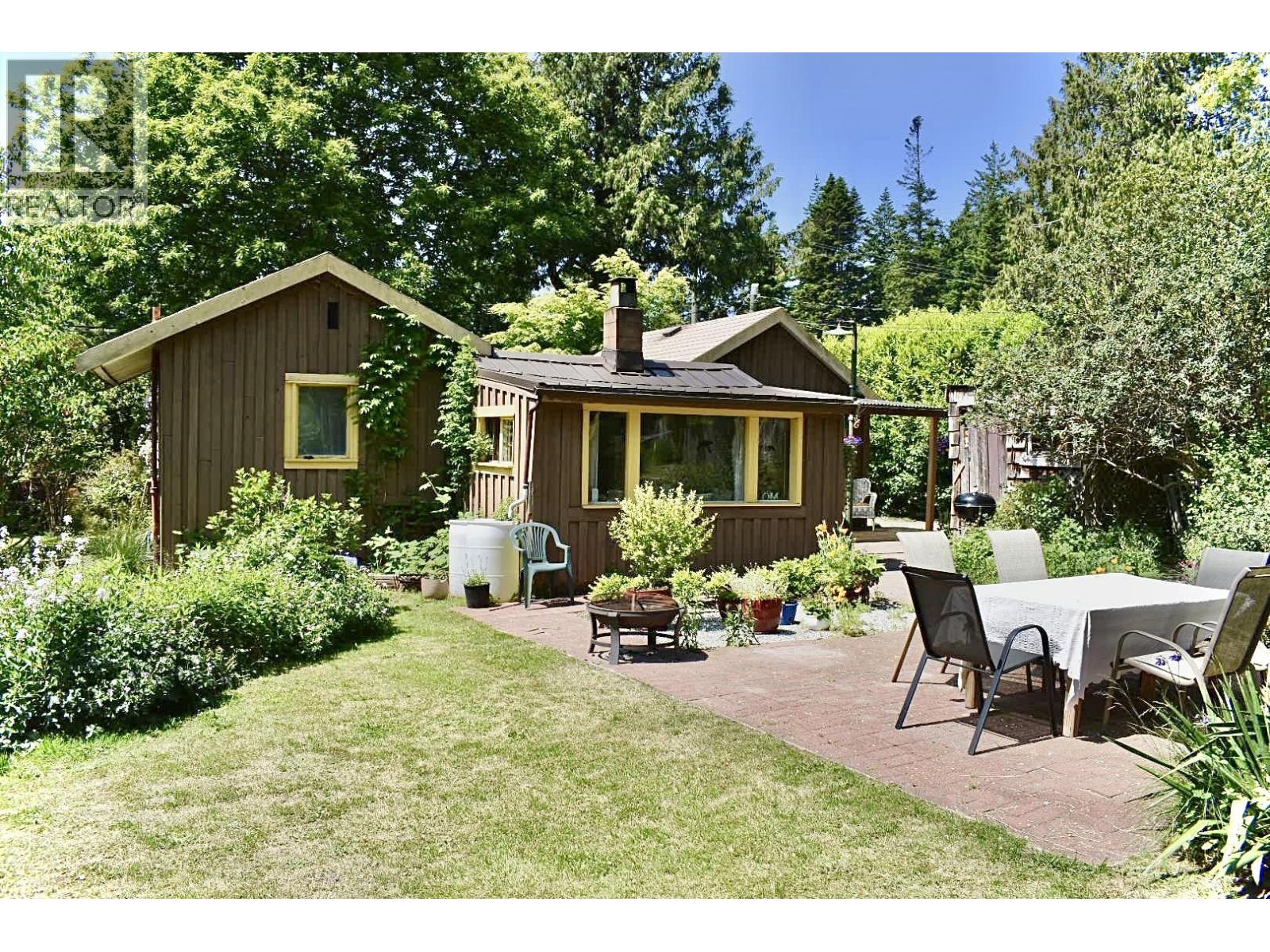 8084 REDROOFFS ROAD, Halfmoon Bay
