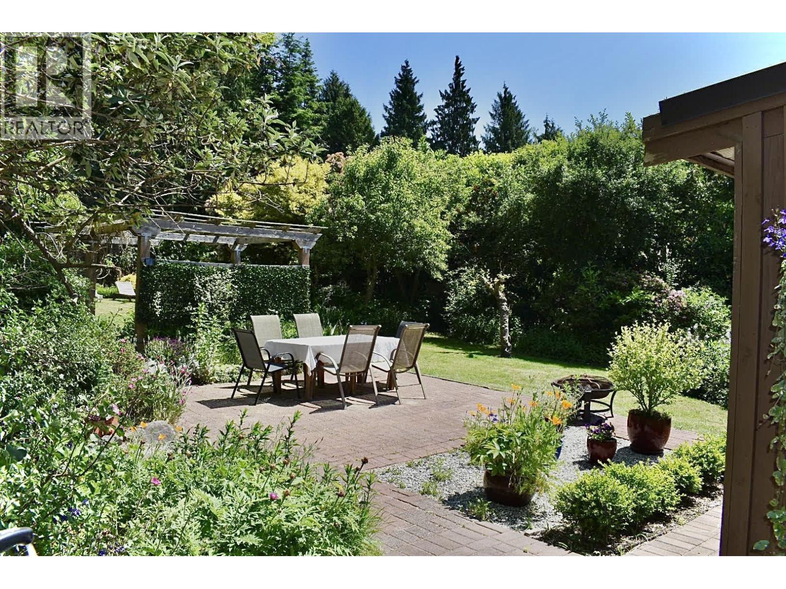 8084 REDROOFFS ROAD, Halfmoon Bay