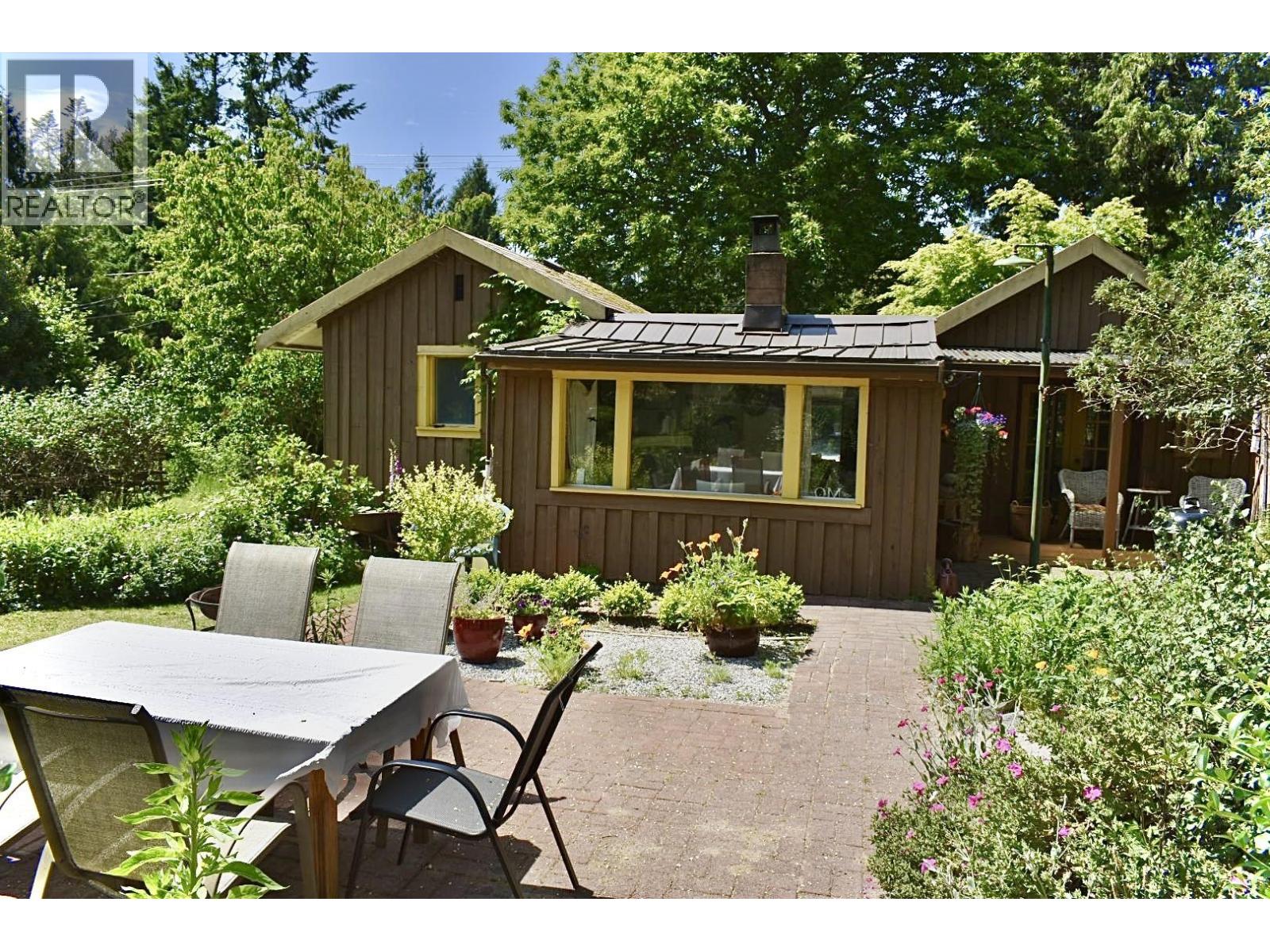 8084 REDROOFFS ROAD, Halfmoon Bay