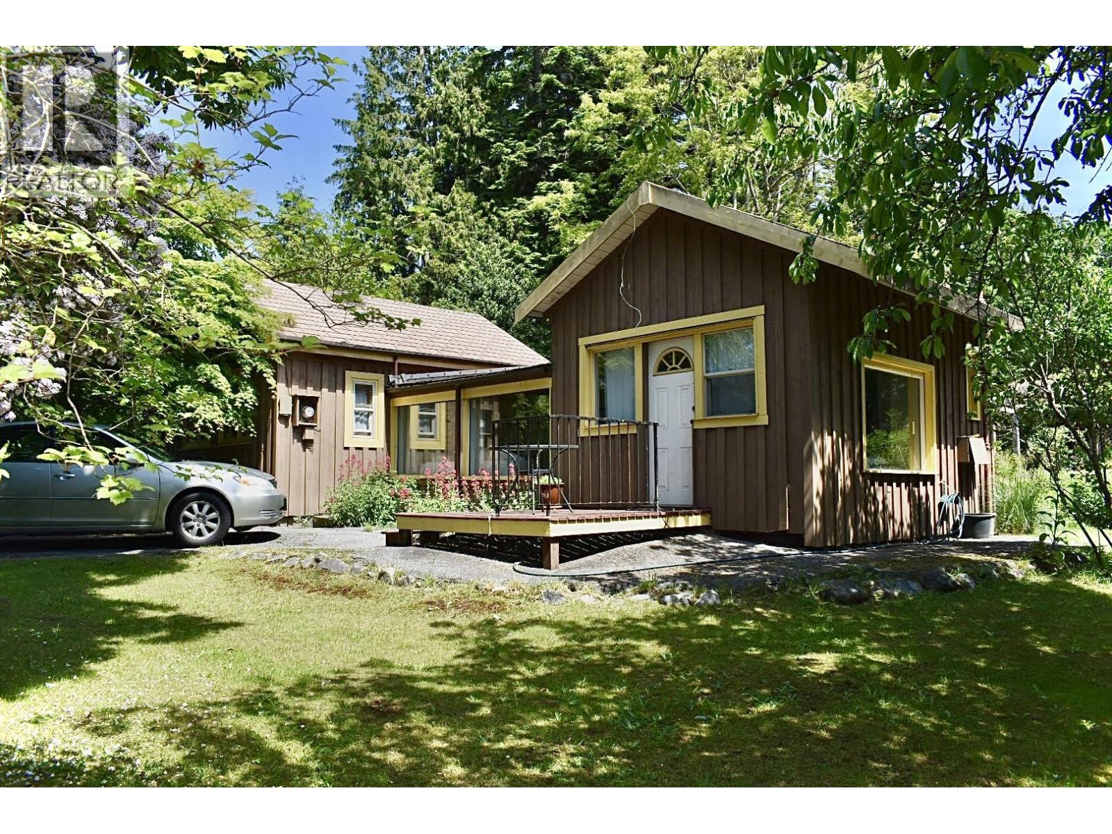 8084 REDROOFFS ROAD, Halfmoon Bay