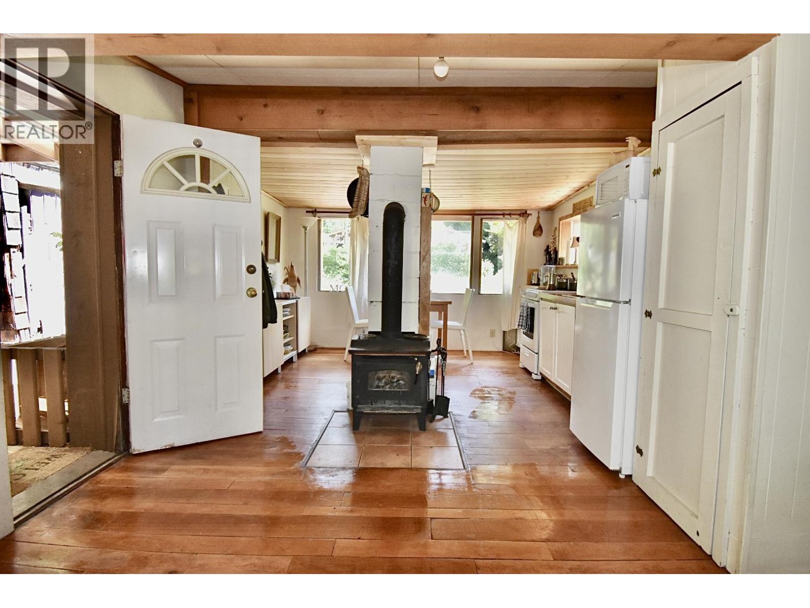 8084 REDROOFFS ROAD, Halfmoon Bay