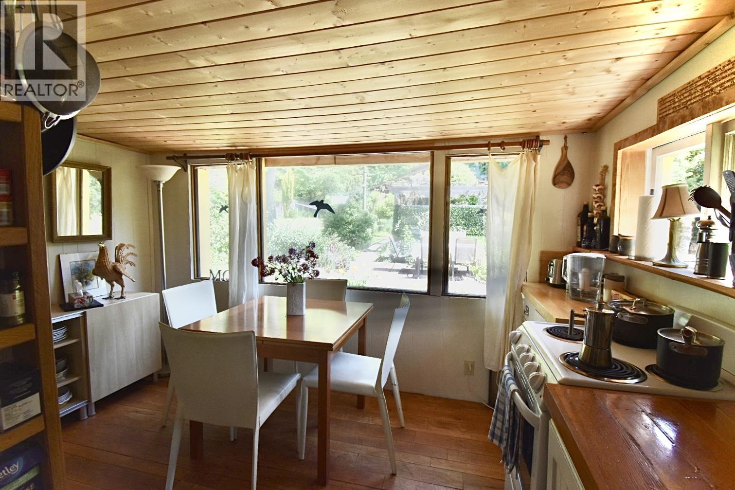 8084 REDROOFFS ROAD, Halfmoon Bay