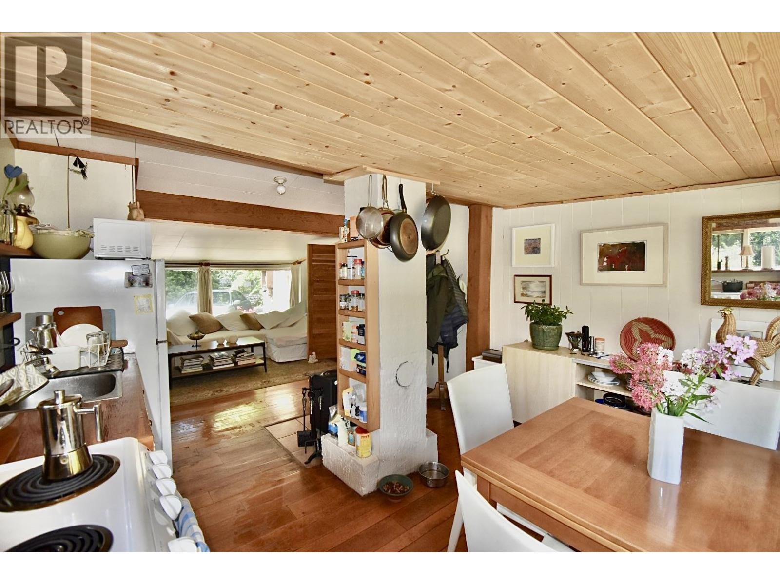 8084 REDROOFFS ROAD, Halfmoon Bay