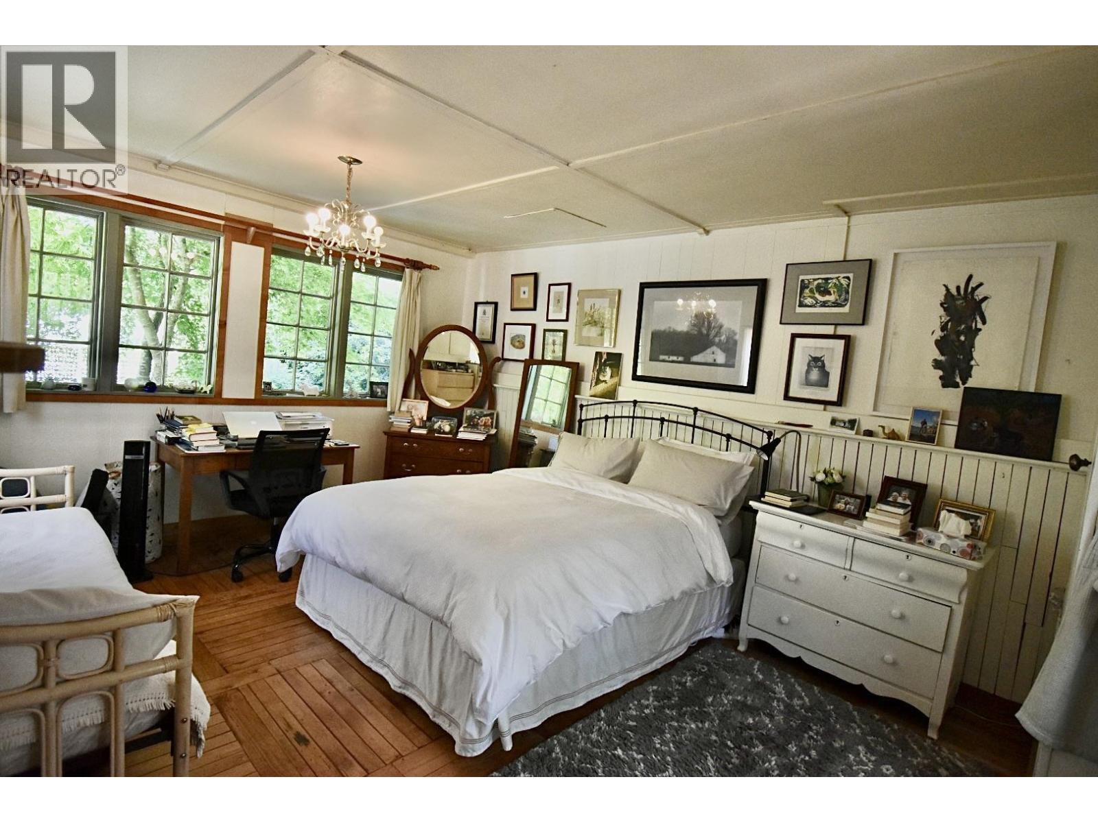 8084 REDROOFFS ROAD, Halfmoon Bay