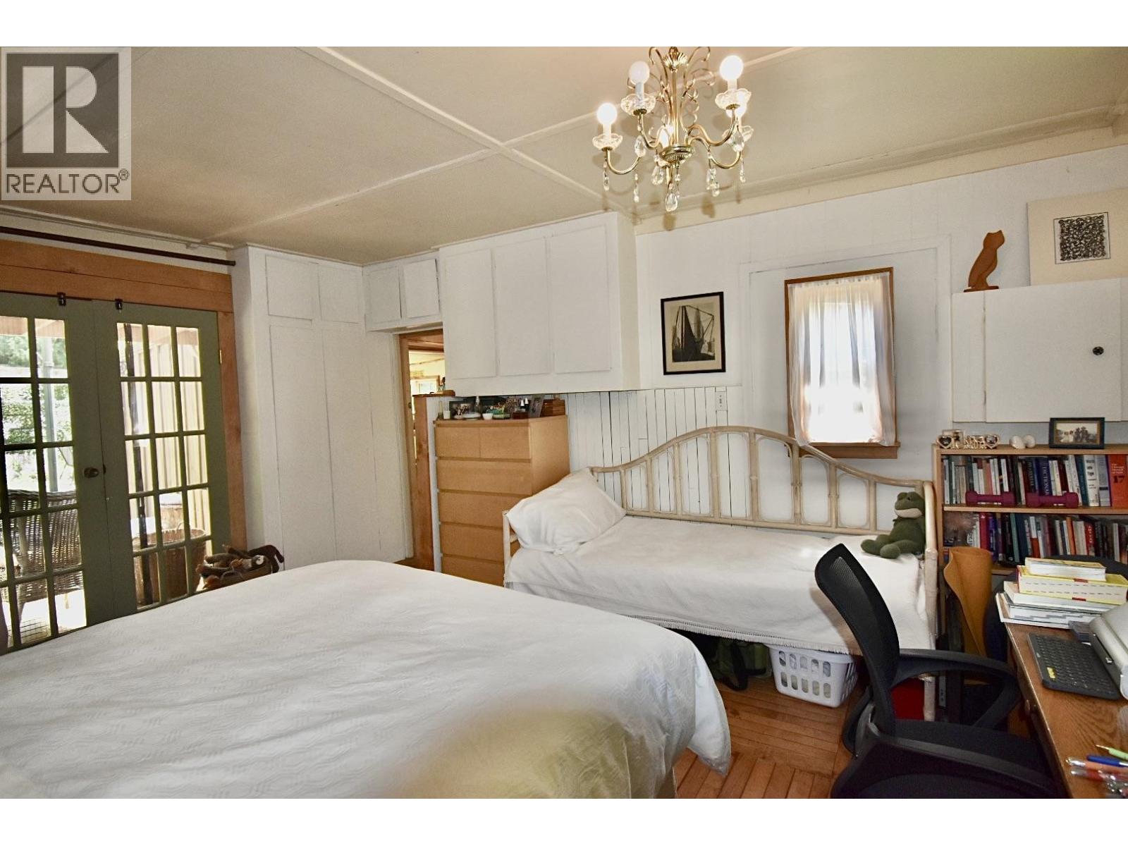 8084 REDROOFFS ROAD, Halfmoon Bay