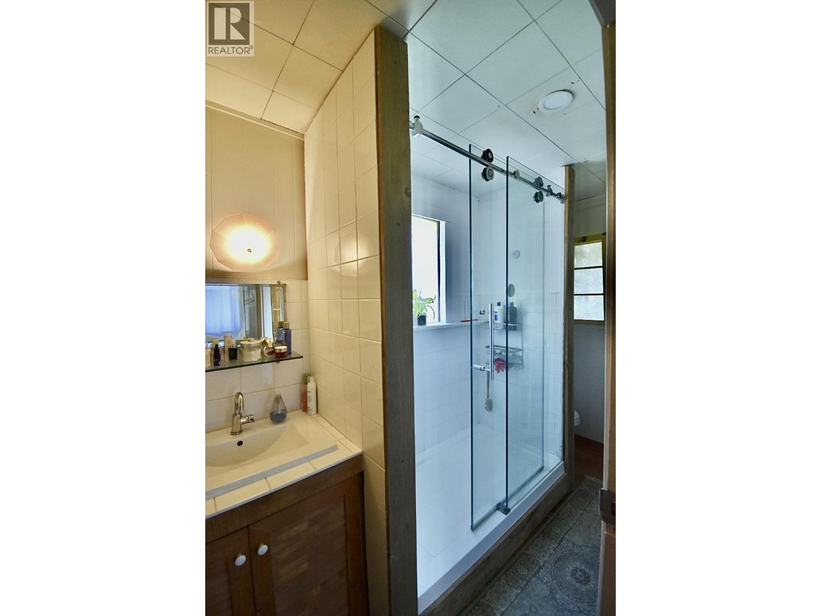 8084 REDROOFFS ROAD, Halfmoon Bay