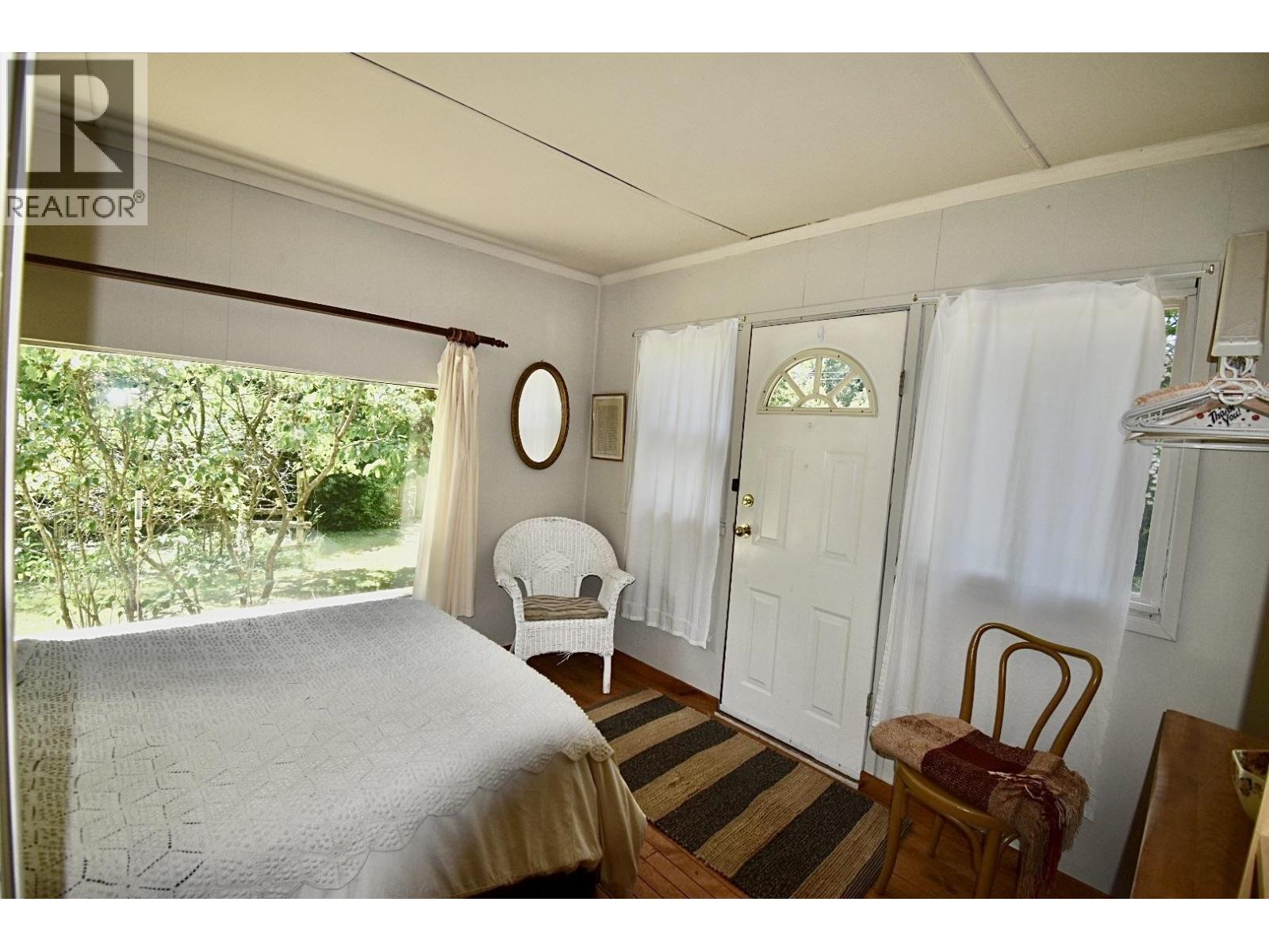 8084 REDROOFFS ROAD, Halfmoon Bay