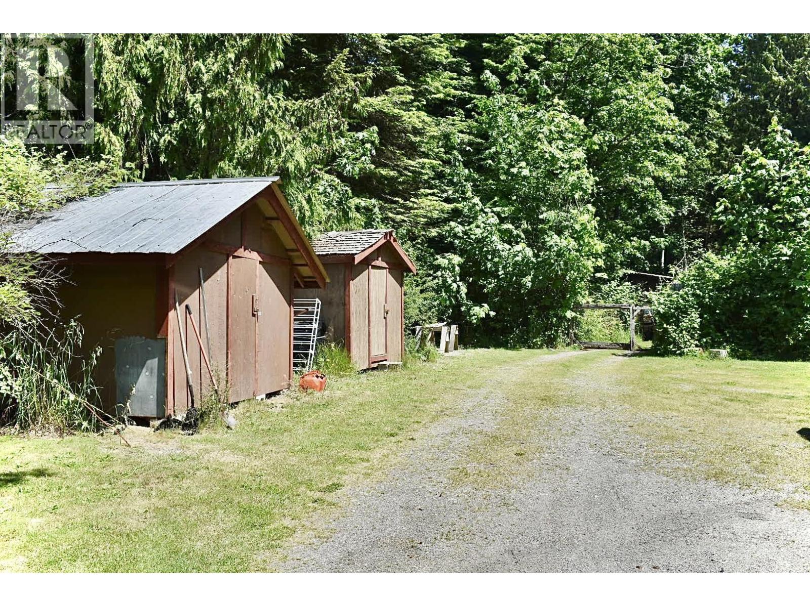 8084 REDROOFFS ROAD, Halfmoon Bay