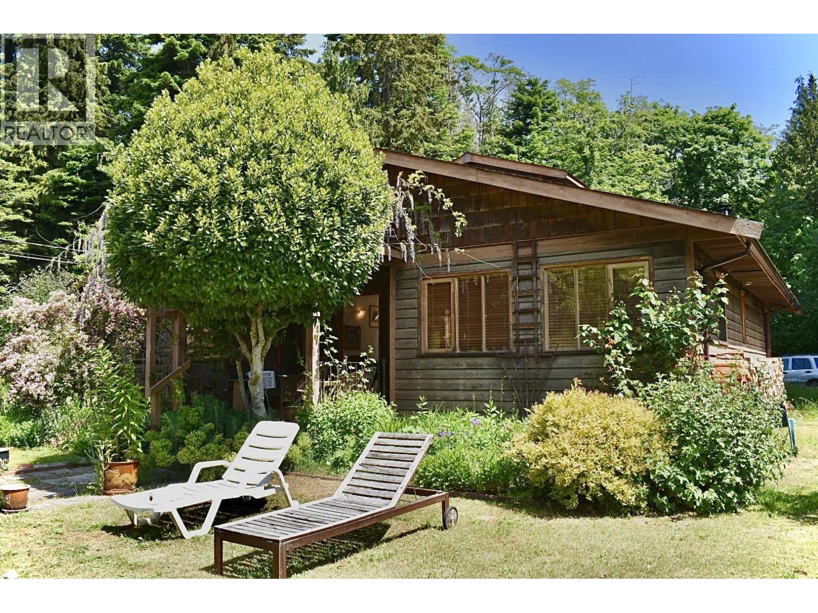 8084 REDROOFFS ROAD, Halfmoon Bay