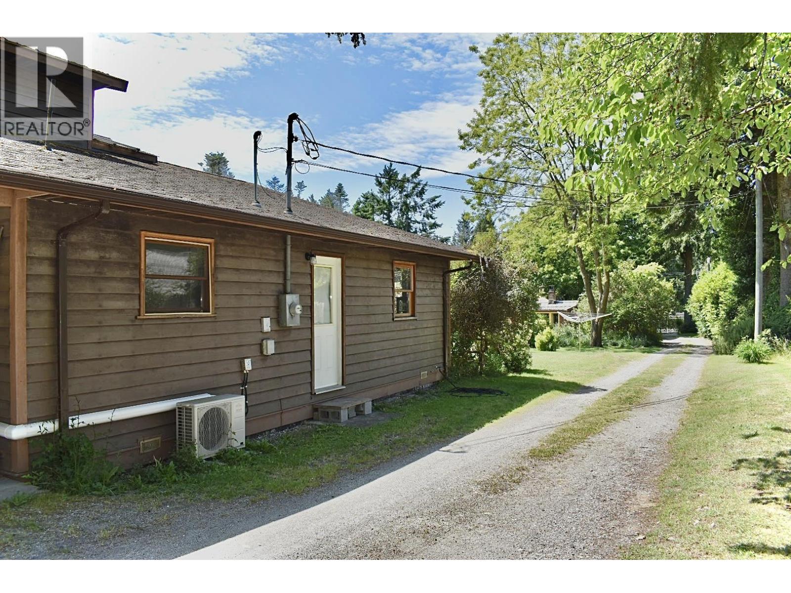 8084 REDROOFFS ROAD, Halfmoon Bay