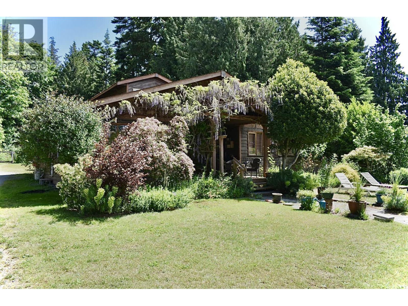 8084 REDROOFFS ROAD, Halfmoon Bay