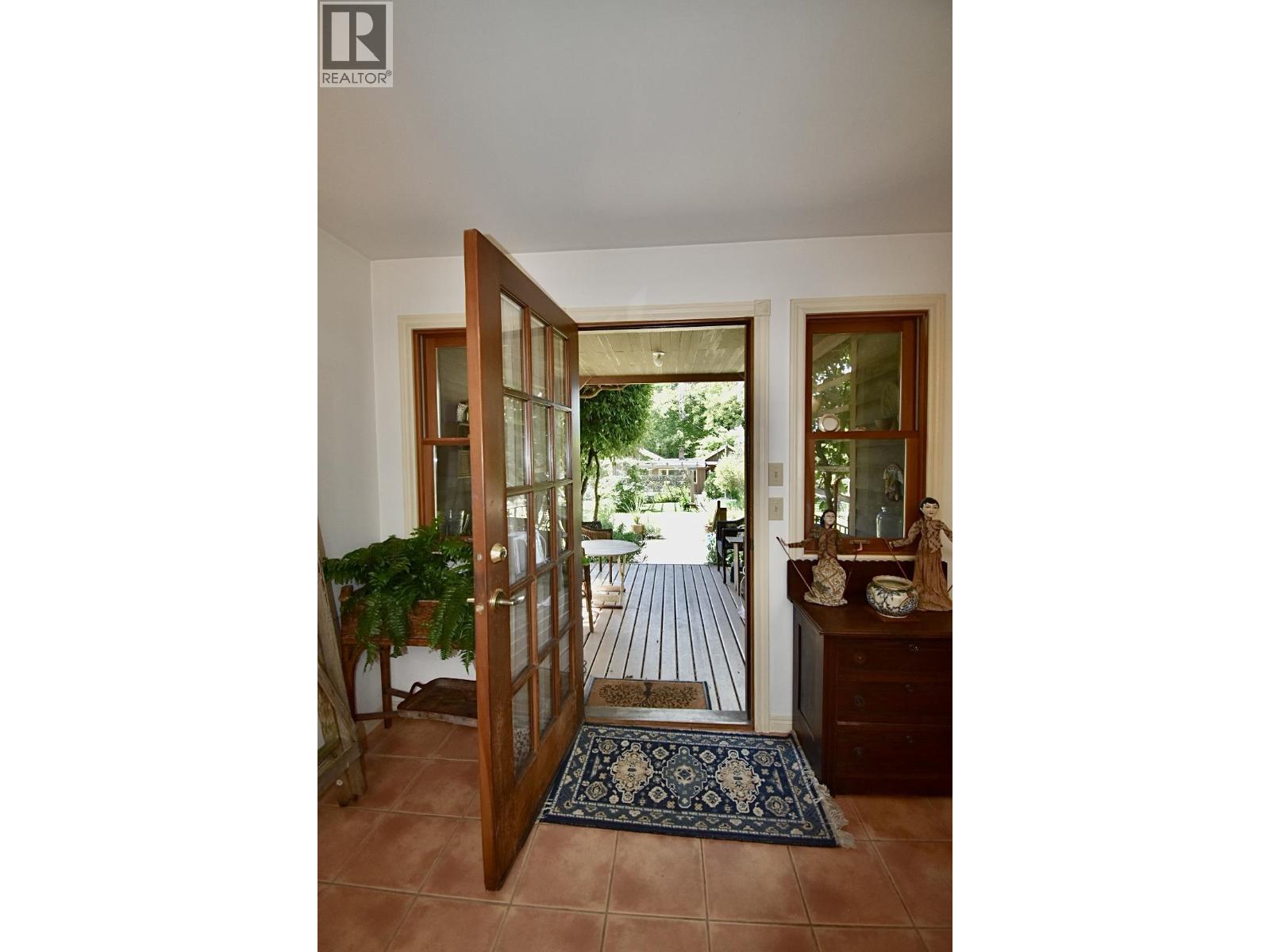 8084 REDROOFFS ROAD, Halfmoon Bay