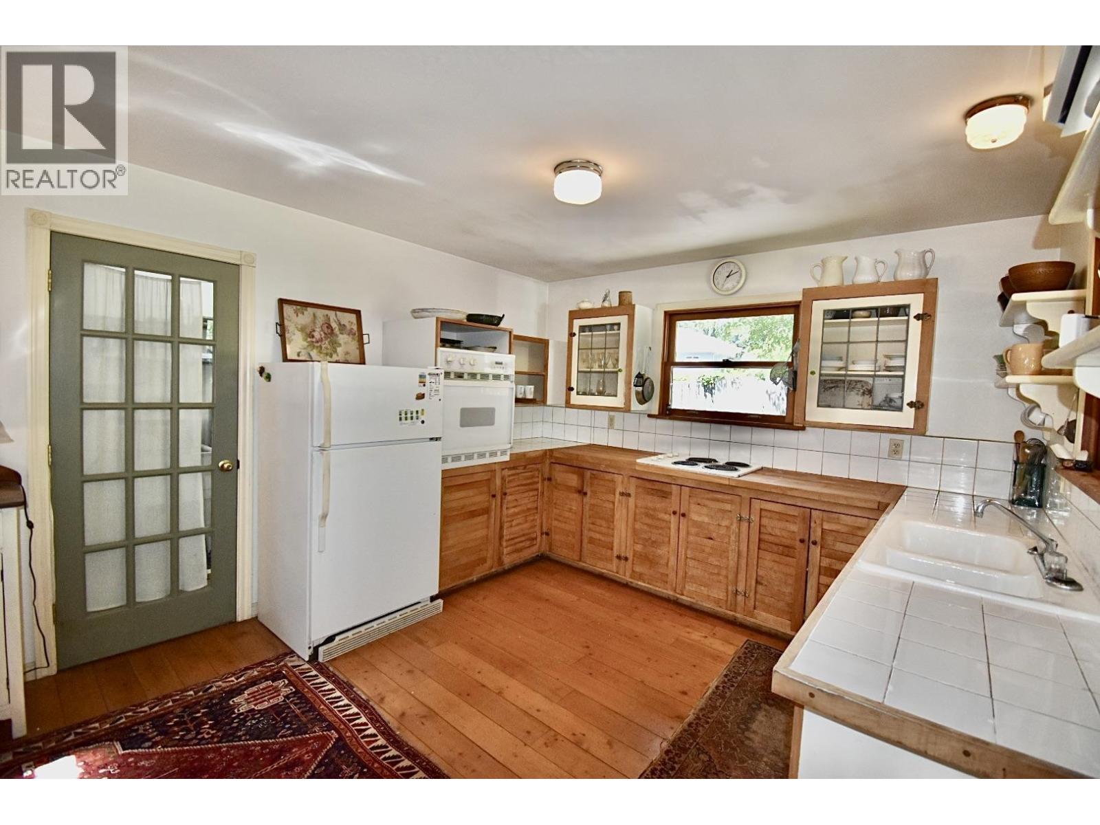 8084 REDROOFFS ROAD, Halfmoon Bay