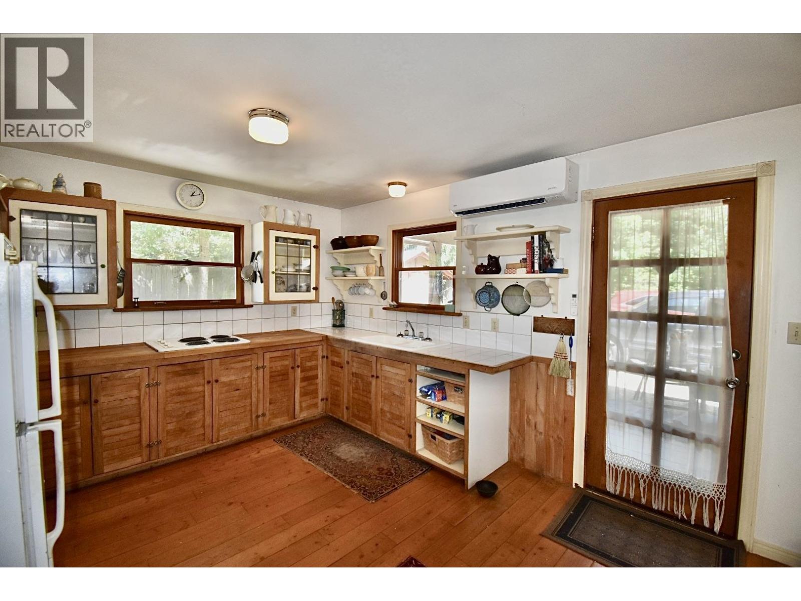 8084 REDROOFFS ROAD, Halfmoon Bay