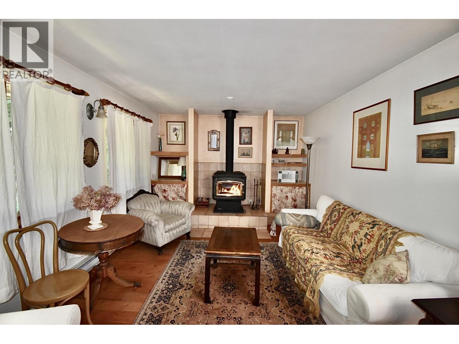 8084 REDROOFFS ROAD, Halfmoon Bay