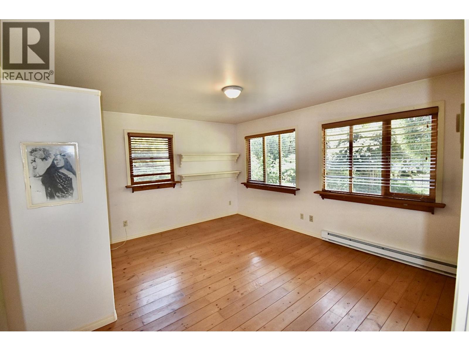 8084 REDROOFFS ROAD, Halfmoon Bay