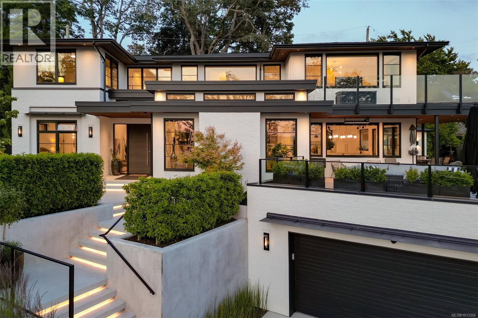 Single Family House for Sale in  Robleda Cres Victoria 