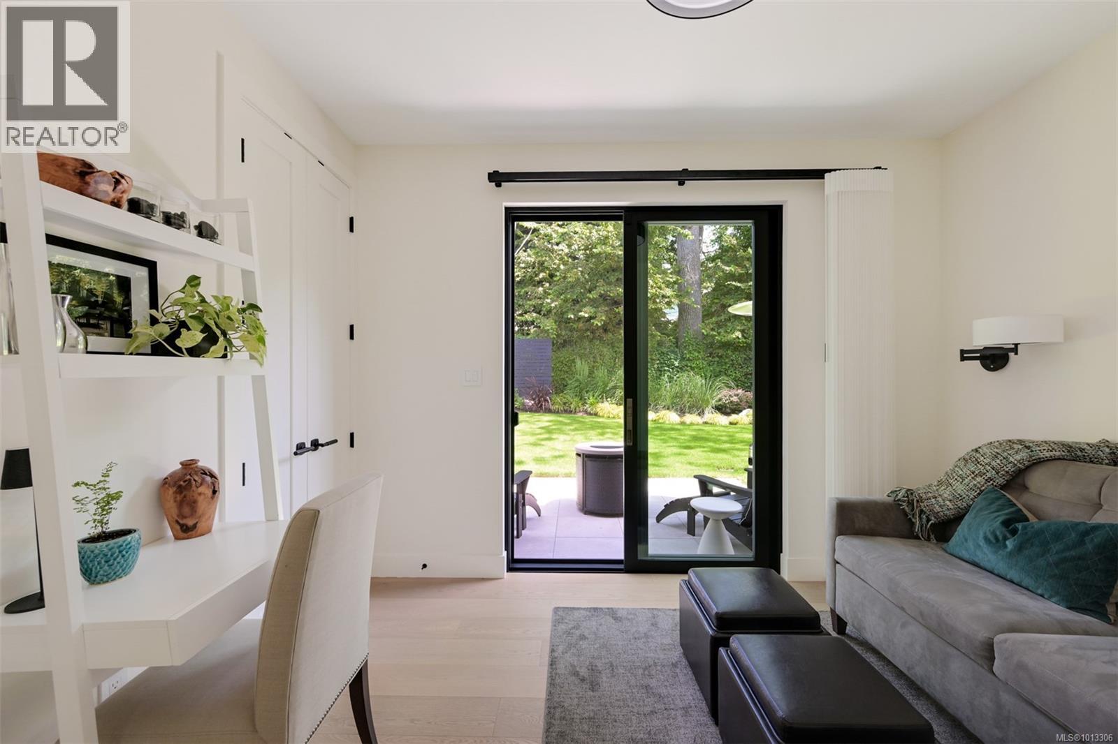 Single Family House for Sale in  Robleda Cres Victoria 