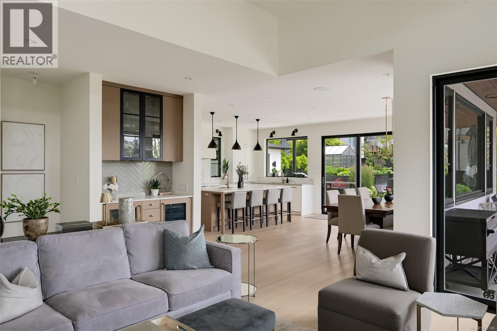 Single Family House for Sale in  Robleda Cres Victoria 